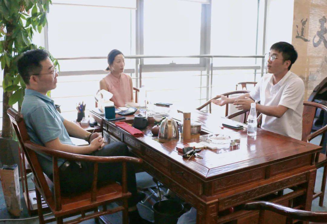 中盈通贸莅临乐胶网进行“百师军团”合作洽谈<strong></p>
<p>盈币网</strong>！