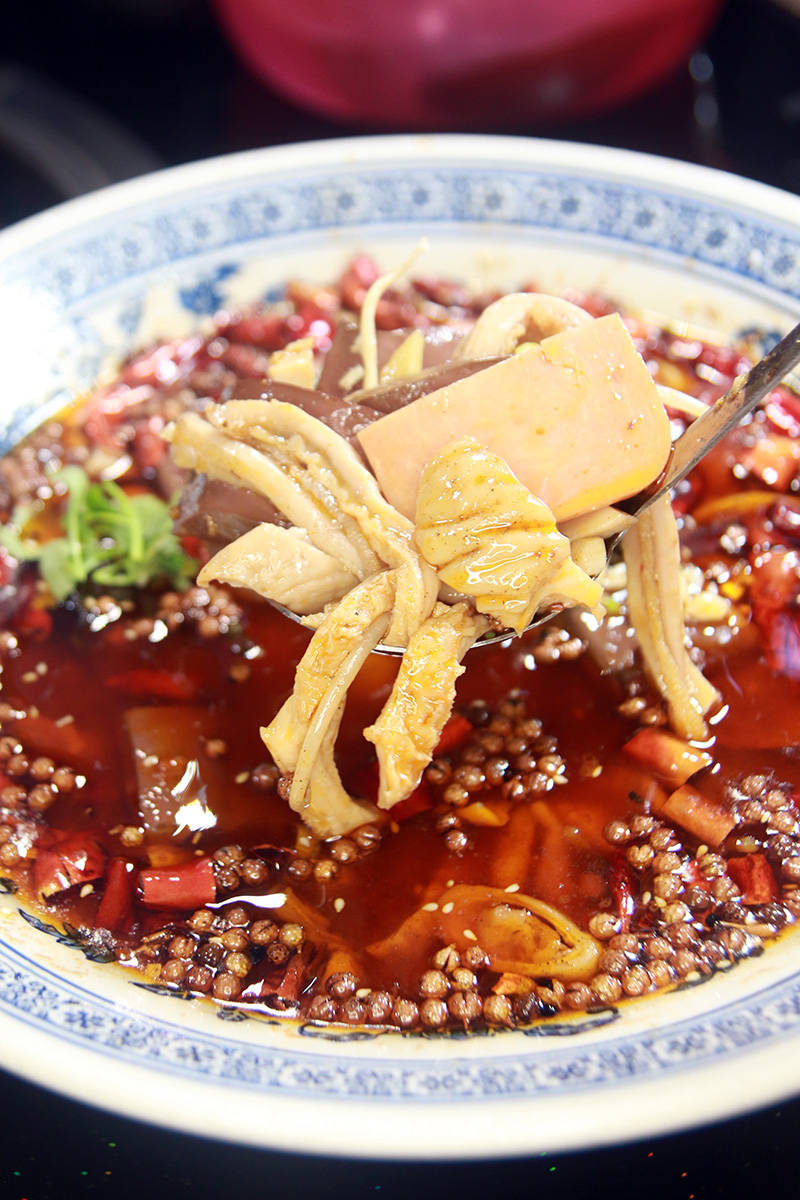 海吃海喝哪里去？ 何记铁锅炖大鹅<strong></p>
<p>海币</strong>！