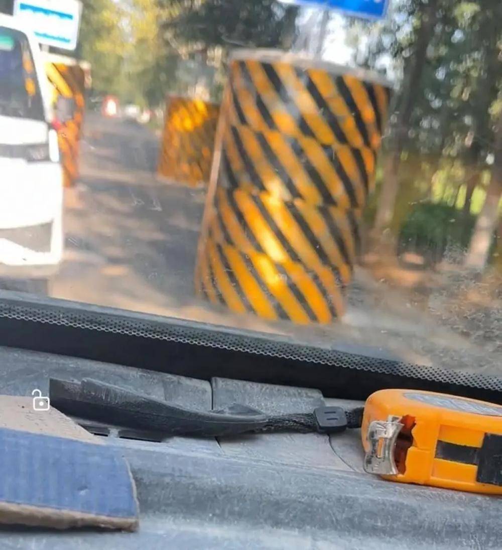河北一马路设5个大水泥墩<strong></p>
<p>美股毛票</strong>，司机经过像穿“梅花桩”，当地回应