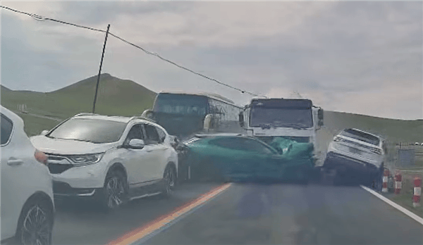 水泥罐车疑失控连撞对向多车<strong></p>
<p>美股毛票</strong>，小米YU7被正面撞击受损严重，车主拍下现场：小米保了我的命