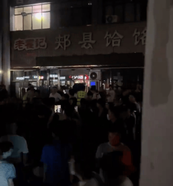 郑州“续面事件”面馆关门<strong></p>
<p>美股毛票</strong>，老板引争议后致歉！快评：切忌“过早站队”，更不该“按键伤人”