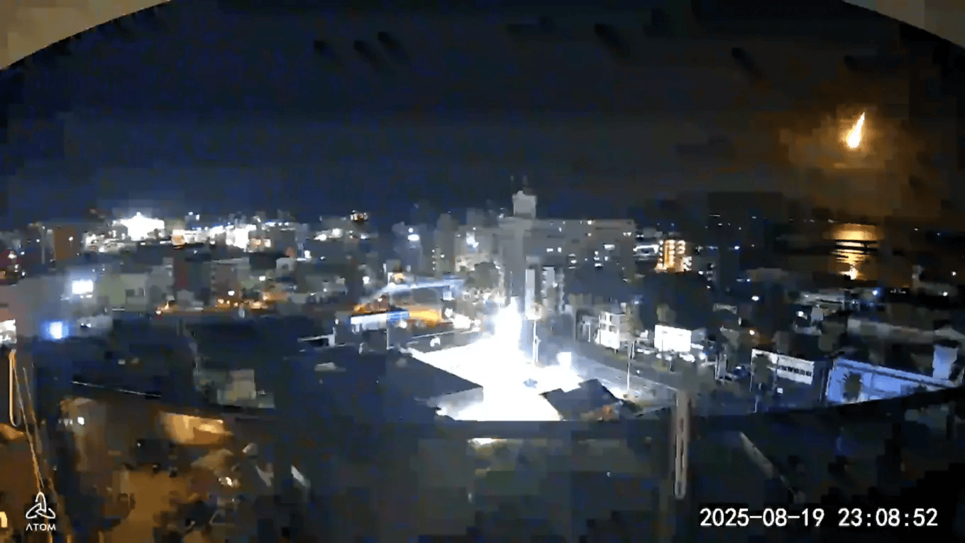 日本上空出现神秘“大火球”<strong></p>
<p>美股mo</strong>，瞬间照亮夜空，伴随爆炸声