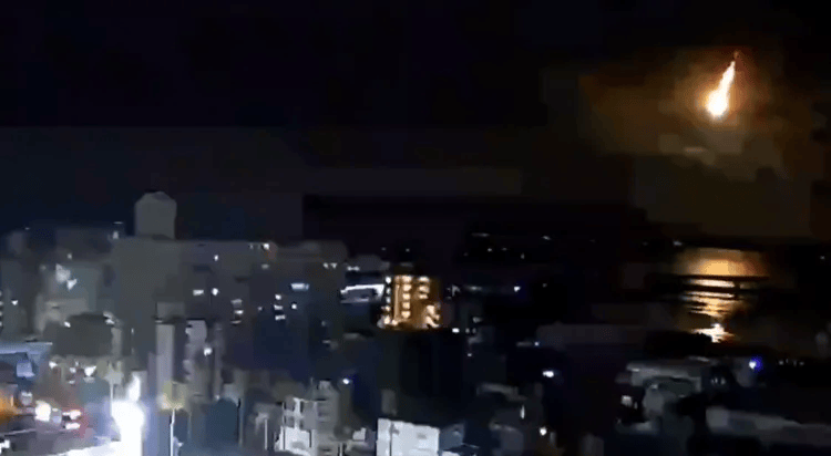 日本上空出现神秘“大火球”<strong></p>
<p>美股mo</strong>，瞬间照亮夜空，伴随爆炸声