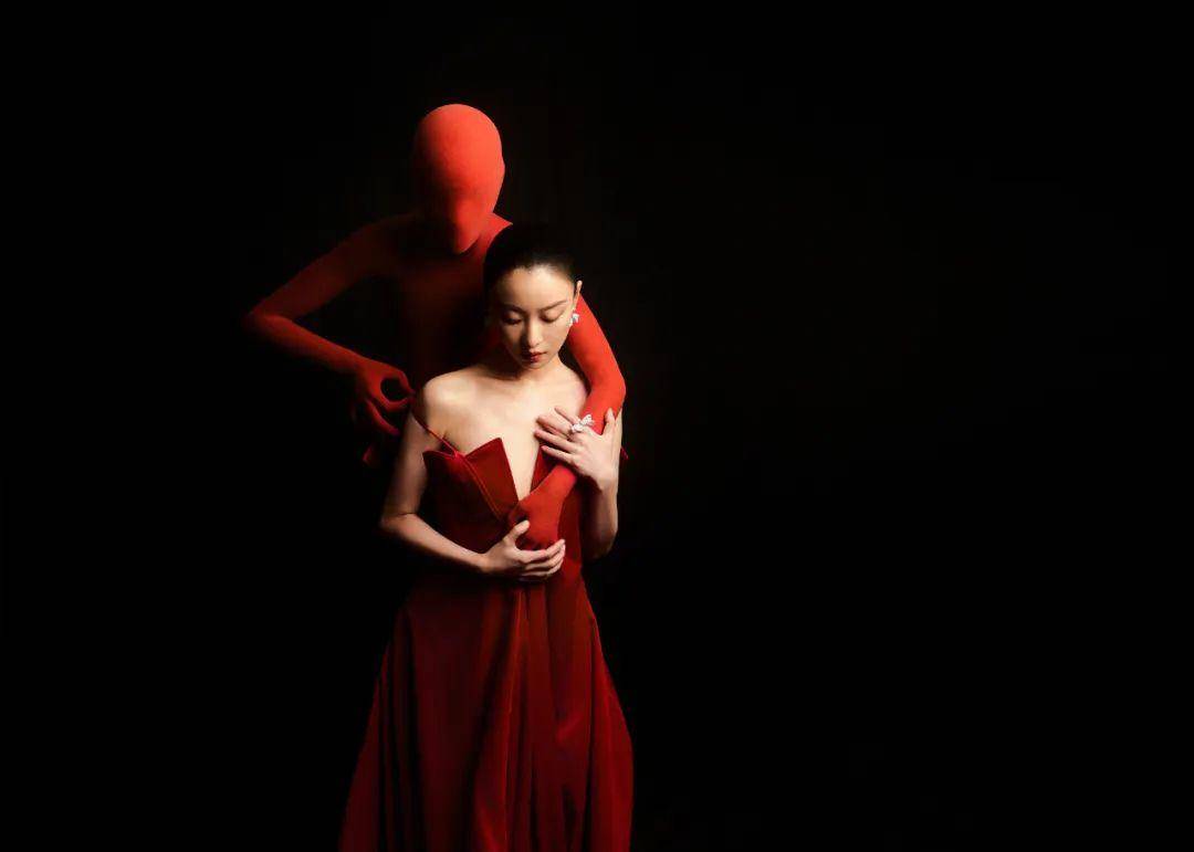 “倪妮背布洛芬走红毯”冲上热搜<strong></p>
<p>美股mo</strong>，调侃“他叫小帅，我是小美”！宋佳贴心给“小帅”戴墨镜