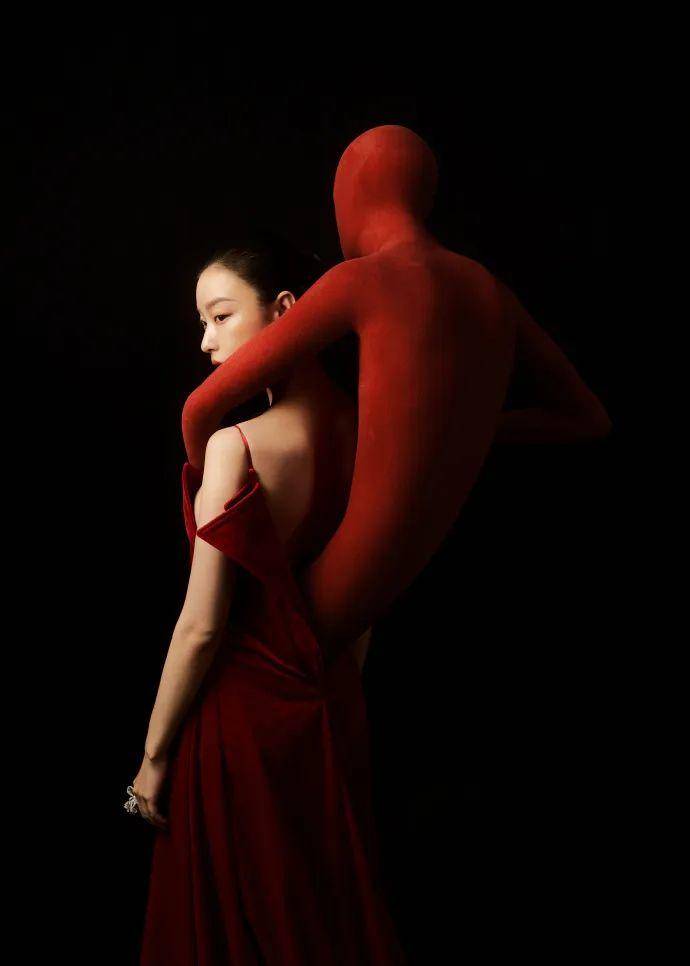 “倪妮背布洛芬走红毯”冲上热搜<strong></p>
<p>美股mo</strong>，调侃“他叫小帅，我是小美”！宋佳贴心给“小帅”戴墨镜