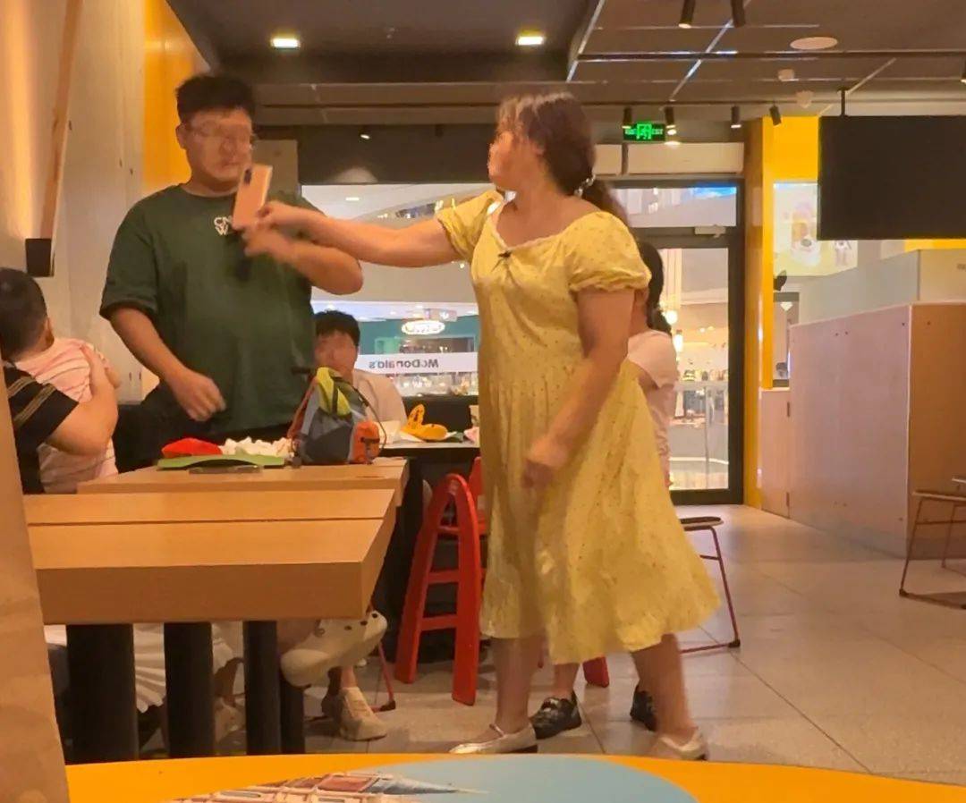 广东惠州一女子在麦当劳殴打辱骂他人<strong></p>
<p>波音</strong>，叫嚣：“我认识大把警察”，打伤工作人员赔偿后又反悔投诉