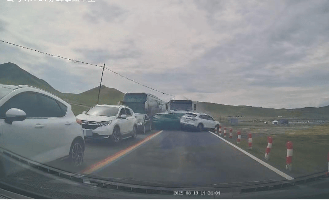 小米YU7提车3天<strong></p>
<p>波音</strong>，被失控水泥罐车迎头顶撞，车主：车已报废 感觉逃过一劫