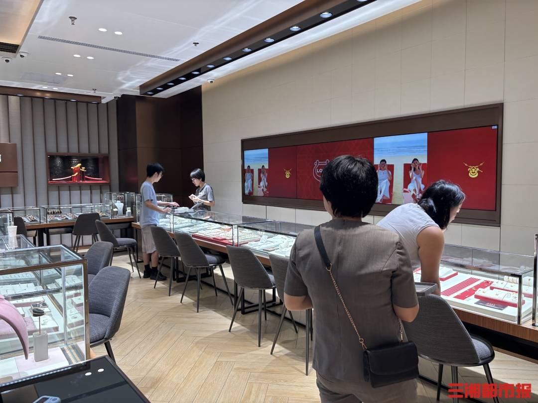 “痛金”席卷长沙黄金市场<strong></p>
<p>momo美股</strong>，有顾客花上万元为“情绪价值”买单