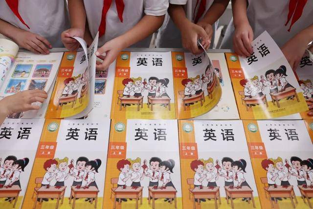 新版英语教材“难出圈”<strong></p>
<p>美股f</strong>？三大出版社回应