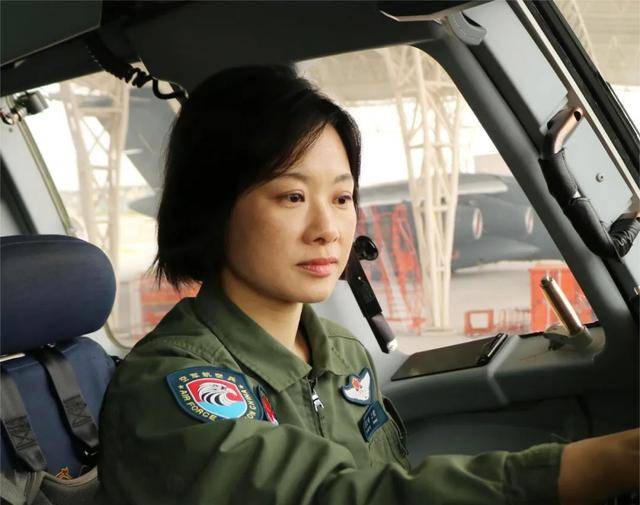 阅兵最帅女机长<strong></p>
<p>美股sbux</strong>，是她！