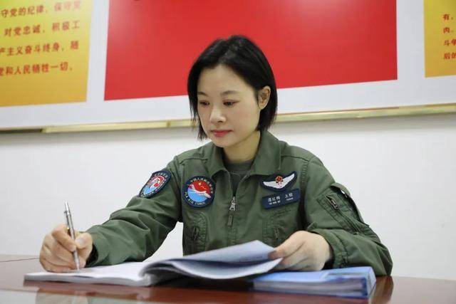 阅兵最帅女机长<strong></p>
<p>美股sbux</strong>，是她！