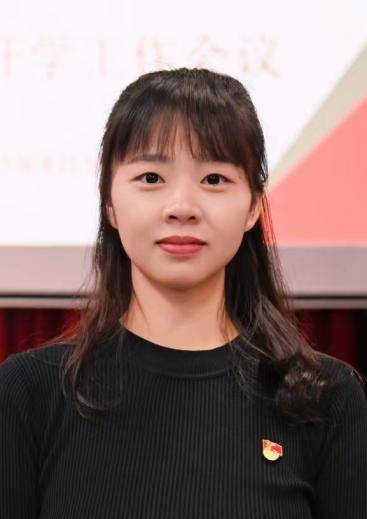 “民兵方队中一眼就认出了她<strong></p>
<p>美股sbux</strong>，我们的陈老师！”