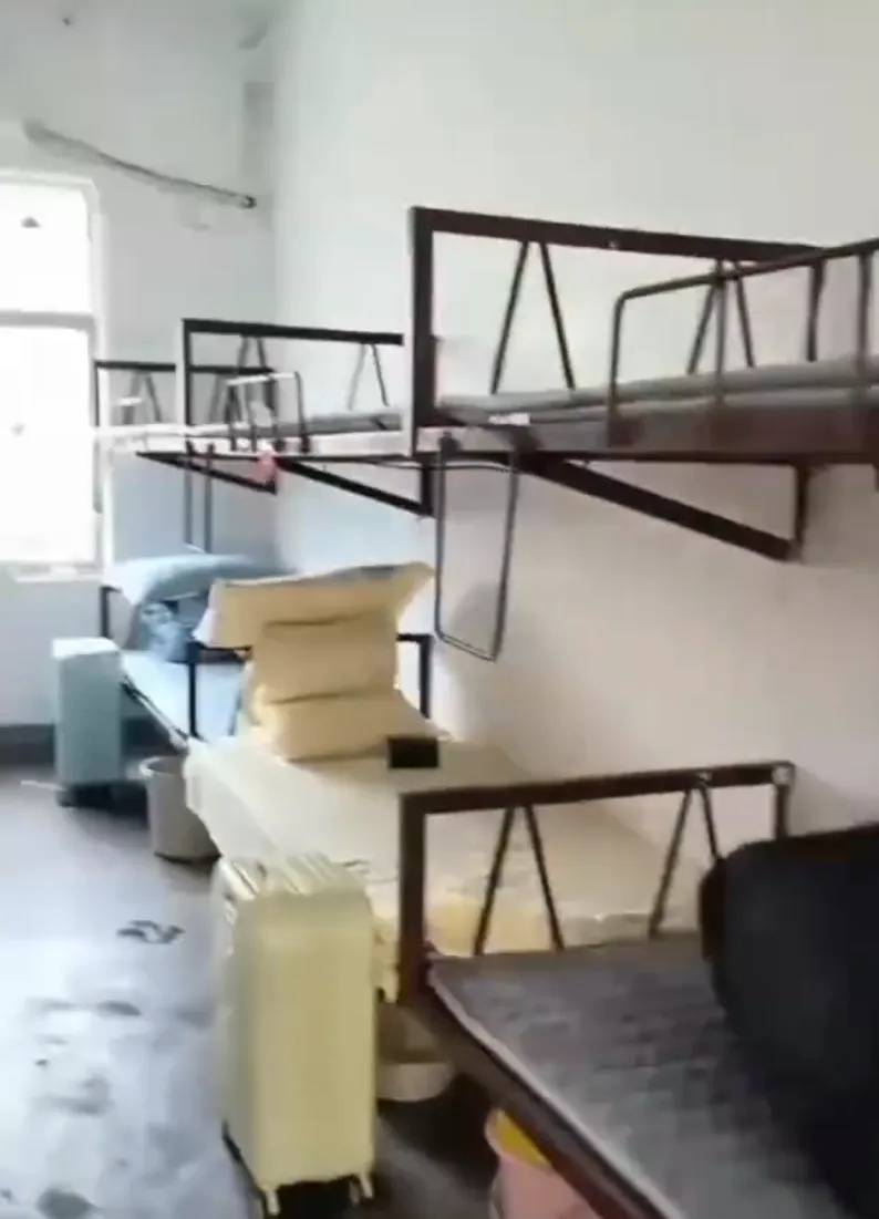 湖南一学生宿舍床铺仅用三角铁和螺丝固定<strong></p>
<p>tal美股</strong>，学校：条件有限没办法，计划翻新或重建