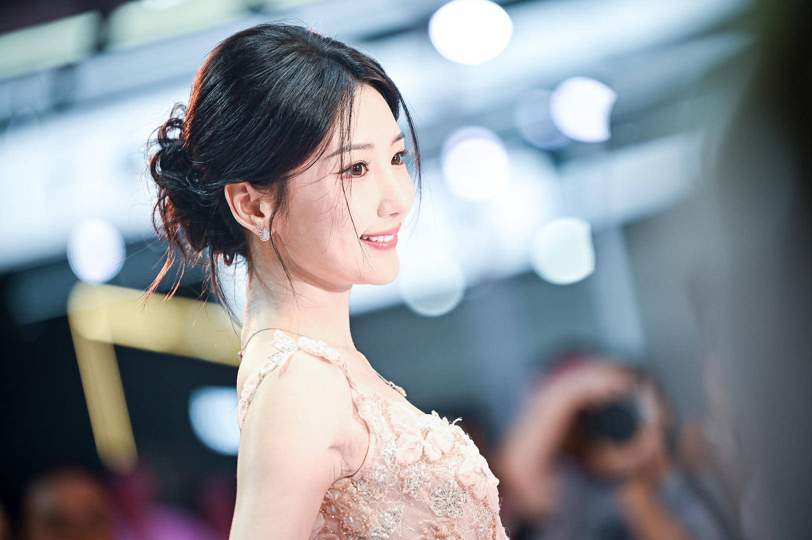 “我出不去了！”毛晓彤走完红毯在休息室遭遇门锁故障<strong></p>
<p>美股买一股</strong>，被反锁室内呼叫救援