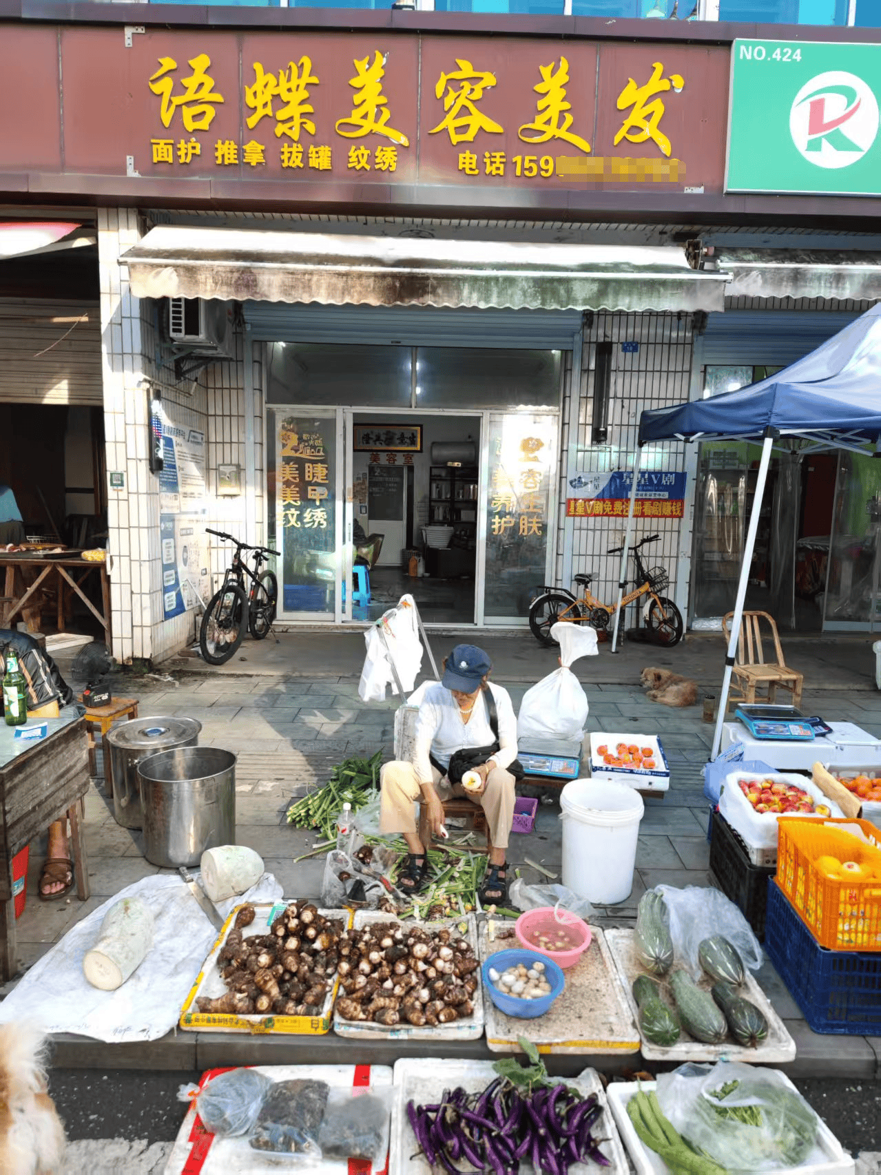 浙江一店主允许大妈门口摆摊<strong></p>
<p>美股中国概念股</strong>，时常被大妈“投喂”蔬果：每次收摊时，都打扫得干干净净