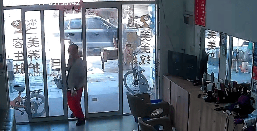 浙江一店主允许大妈门口摆摊<strong></p>
<p>美股中国概念股</strong>，时常被大妈“投喂”蔬果：每次收摊时，都打扫得干干净净