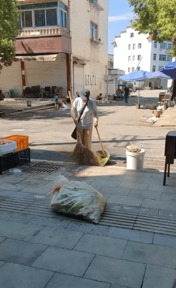 浙江一店主允许大妈门口摆摊<strong></p>
<p>美股中国概念股</strong>，时常被大妈“投喂”蔬果：每次收摊时，都打扫得干干净净