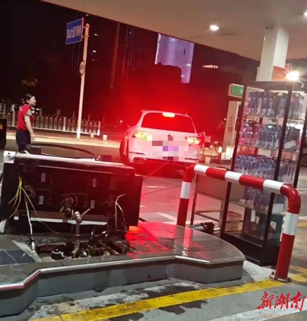 湖北一车主加完油忘拔加油枪开车就走<strong></p>
<p>美股被高估</strong>，直接拽倒加油机，工作人员：幸好加油机的切断阀自动紧急关闭