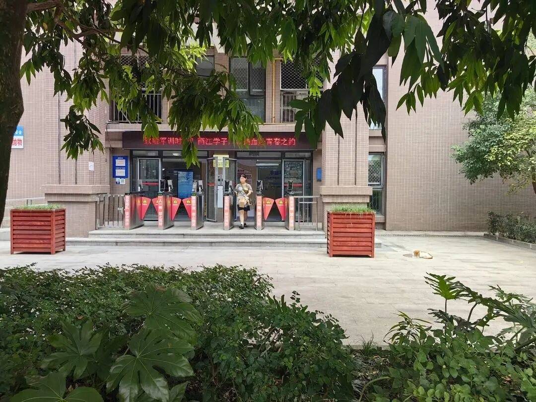 男留学生暂住女生公寓进展：多位女生证实男留学生已搬离<strong></p>
<p>美股被高估</strong>，学校曾安排安保人员在宿舍