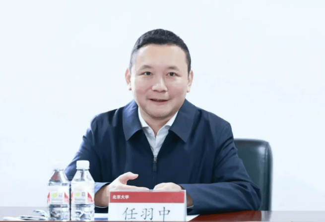 北大副校长任羽中<strong></p>
<p>美股被高估</strong>，主动投案