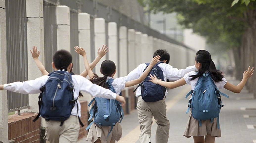 多地将从今秋起试行中小学“春秋假”<strong></p>
<p>美股被高估</strong>，湖北恩施明确春季和秋季学期放假均不少于1周