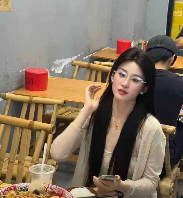 一女孩酷似刘亦菲走红<strong></p>
<p>美股被高估</strong>，3条视频涨粉超20万，本人回应称未整容，大学时期就被说像她