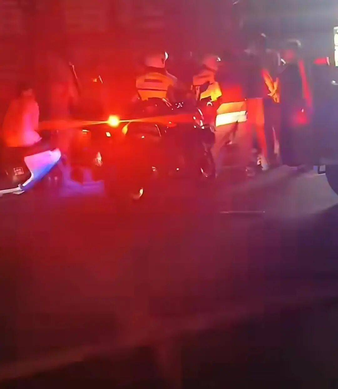 赣州警方通报“一餐饮店深夜多人打架斗殴”：2人酒后与邻桌发生冲突<strong></p>
<p>美股</strong>，用酒瓶砸伤对方，并取刀致对方轻伤，涉案人员已被采取强制措施