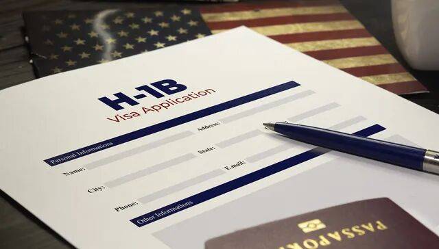 美国H-1B签证新规正式生效<strong></p>
<p>美股</strong>，印度IT外包业或最受冲击