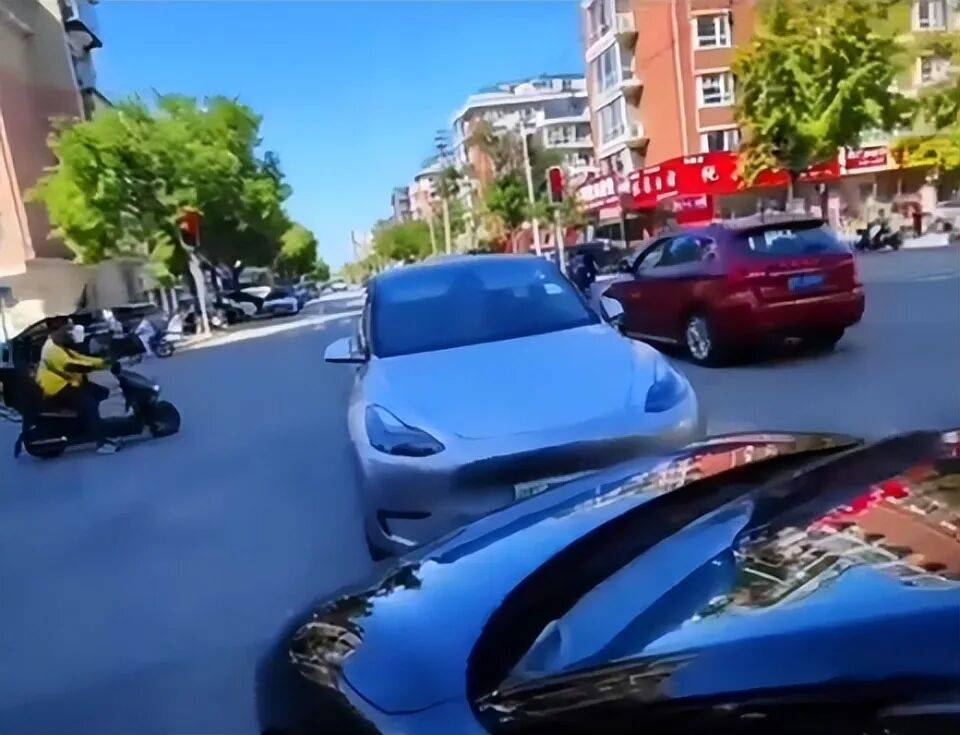 十字路口两车“顶牛”引发拥堵<strong></p>
<p>美股怎么分析</strong>，其中一司机自称公安！丹东公安回应→
