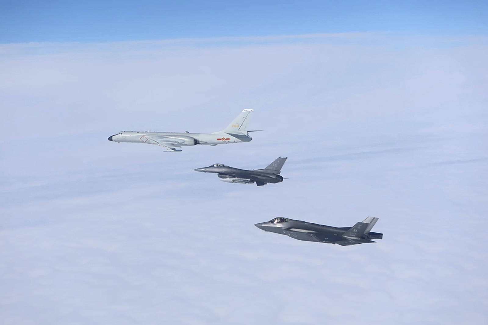 美军战机紧急升空拦截4架俄军机<strong></p>
<p>美股大涨原因</strong>，俄方作出回应